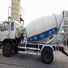 河南攪拌罐車生產(chǎn)廠家，億立實業(yè)4m3混凝土罐車專賣
